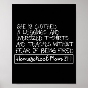 Sie ist in Leggings und einem übergroßen Homeschoo Poster