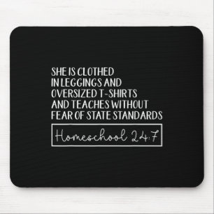 Sie ist in Leggings und überzogen S und Tee. Mousepad