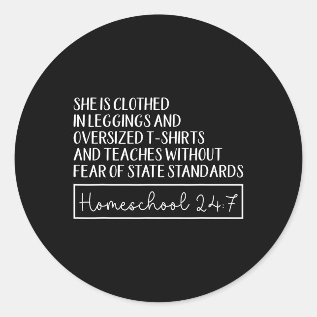 Sie ist in Leggings und überzogen S und Tee. Runder Aufkleber (Vorderseite)