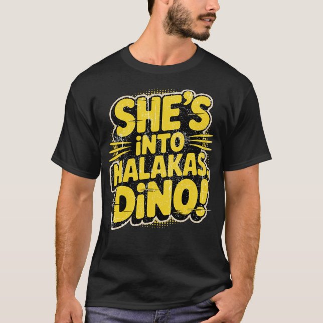 Sie ist in Malakas, Dino! T-Shirt (Vorderseite)
