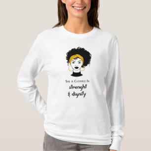 Sie ist in Stärke und Würde bekleidet. T-Shirt