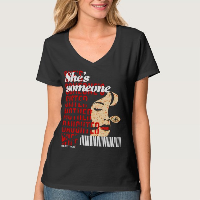 "Sie ist jemand – Schwester, Mutter, Tochter ... T-Shirt (Vorderseite)