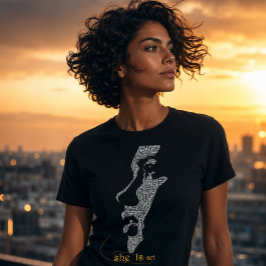 Sie ist Kunst Frau mit Typografie T-Shirt