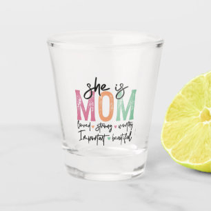 Sie ist Mama: Loved, Strong, Worthy, Importy, Beau Schnapsglas