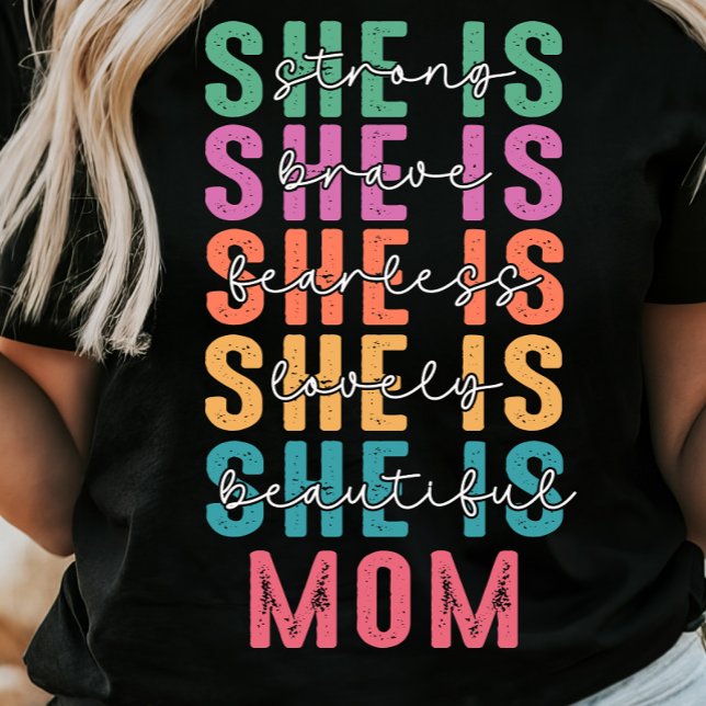Sie ist Mama, Mutter-Tag-T - Shirt (Von Creator hochgeladen)