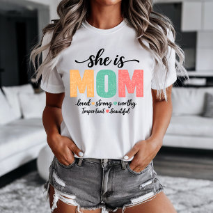 Sie ist Mama T-Shirt