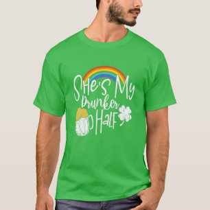 Sie ist mein Betrunkenerer halber St. Patricks Tag T-Shirt