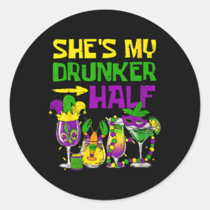 Sie ist mein Betrunkeneres Mardi Gras Party, das M Runder Aufkleber