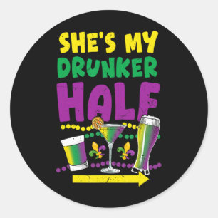 Sie ist mein Betrunkeneres Mardi Gras Party für Me Runder Aufkleber