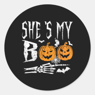Sie ist mein Boo Skeleton Hand Pumpkin Halloween M Runder Aufkleber
