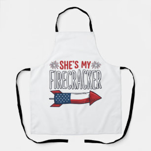 Sie ist mein Feuerwerk-Patriotisches-Paar-Design_1 Schürze