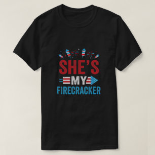 Sie ist mein Firecracker Seine und Seine 4. Juli M T-Shirt