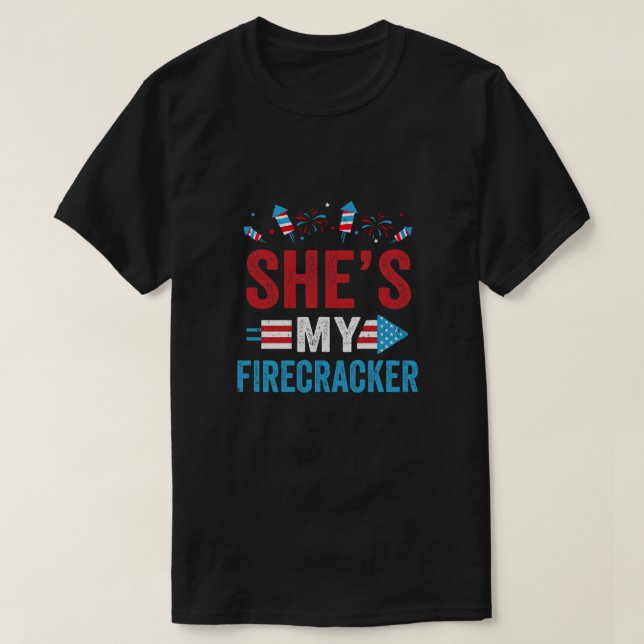 Sie ist mein Firecracker Seine und Seine 4. Juli M T-Shirt (Design vorne)
