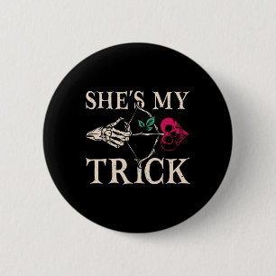 Sie ist mein Trick Matching Couple Halloween Kostü Button
