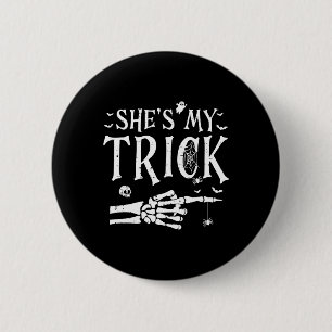 Sie ist mein Trick Skeleton Hand Halloween Kostüm  Button
