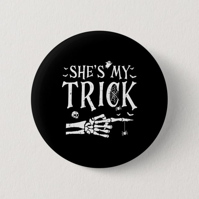 Sie ist mein Trick Skeleton Hand Halloween Kostüm  Button (Vorderseite)