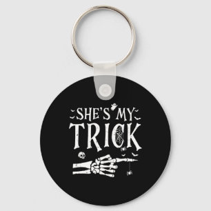 Sie ist mein Trick Skeleton Hand Halloween Kostüm Schlüsselanhänger