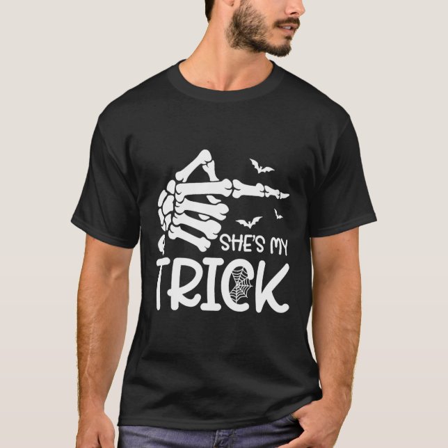 Sie ist mein Trick Skeleton Hand Halloween Kostüm  T-Shirt (Vorderseite)
