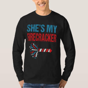 Sie ist meine Firecracker 4. Juli Feuerwerk Matchi T-Shirt
