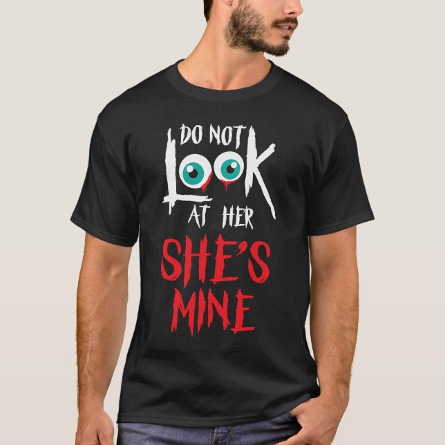 Sie ist meine Matching Outfit Männer Halloween Paa T-Shirt (Vorderseite)