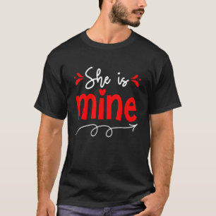 Sie ist meine Mutter, die das Paar Valentinstag Co T-Shirt