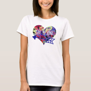 Sie ist meine Neon Butterfly Abstrakte Herzform T-Shirt