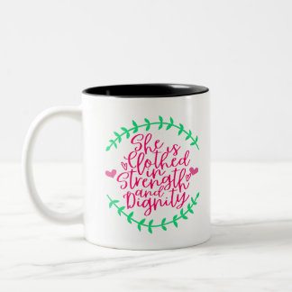Sie ist mit Kraft und Würde bekleidet - Zweifarbige Tasse