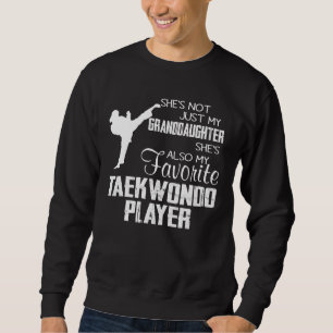 Sie ist nicht nur meine Enkelin Taekwondo Player Sweatshirt