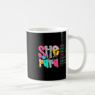 Sie ist Para-Lehrerin, froh am ersten Schultag zur Kaffeetasse