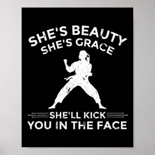 Sie ist Schönheit. Sie ist Grace Karate Girl Funny Poster