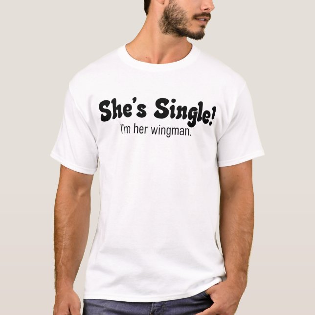 Sie ist Single! Wingman-Shirt T-Shirt (Vorderseite)