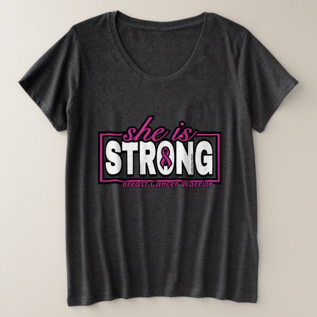 Sie ist STRONG.. Brustkrebs Große Größe T-Shirt (Design vorne)