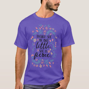 Sie ist T-Shirt, obwohl sie nur kleine Mädchen ist T-Shirt