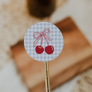 Sie ist unsere Kirsche auf dem blauen Gingham-Gebu Runder Aufkleber