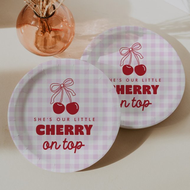 Sie ist unsere Kirsche auf dem rosa Gingham-Geburt Pappteller (Von Creator hochgeladen)
