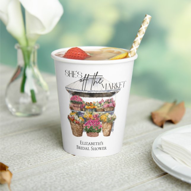 Sie ist vom Brautparty des Blumenhandels abgeschni Pappbecher (In Situ)