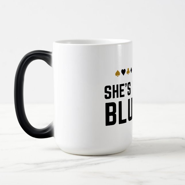 Sie ist wahrscheinlich Bluffing - Funny Poker Pun  Verwandlungstasse (Links)