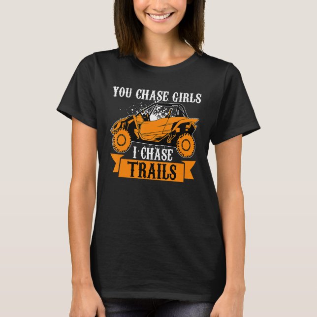 Sie jagen Girls Chase Trails Funny UTV SxS Seite b T-Shirt (Vorderseite)