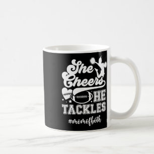 Sie jubelt Er Tackelt Mutter Von Beidem Fußll Und Kaffeetasse