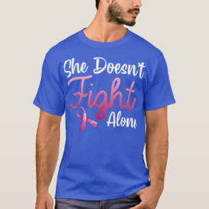 Sie kämpft nicht allein gegen Brustkrebs T-Shirt
