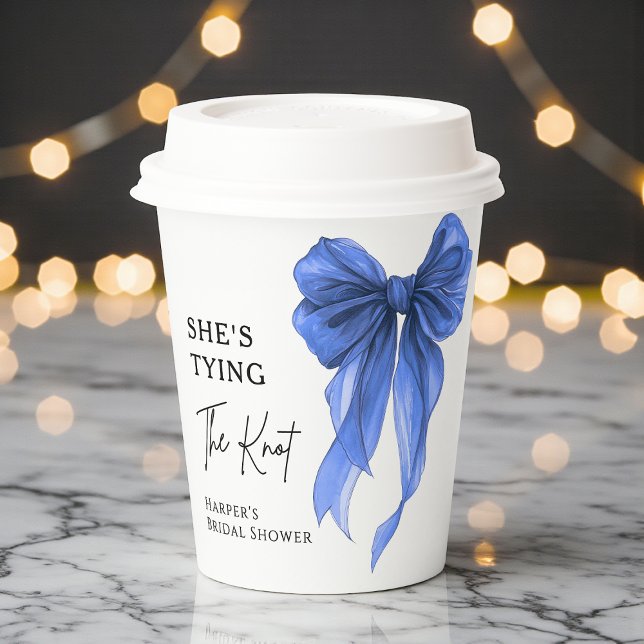 Sie knüpft den Knoten - Blaue Schleife - Brautdusc Pappbecher (Von Creator hochgeladen)