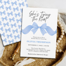Sie knüpft den Knoten Dusty Blue Bow Brautparty