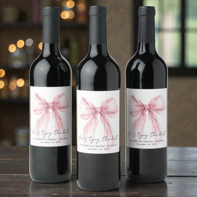 Sie knüpft den Knoten Rosa Schleife Junggesellinne Weinetikett (Shes Tying The Knot Pink Bow Bridal Shower Wine Label)
