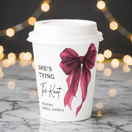 Sie knüpft den Knoten - Rote Schleife Junggesellin Pappbecher