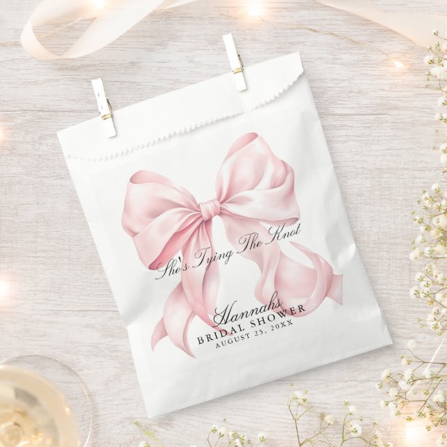 Sie knüpft den rosa Knoten Geschenktütchen (Ausgeschnitten)