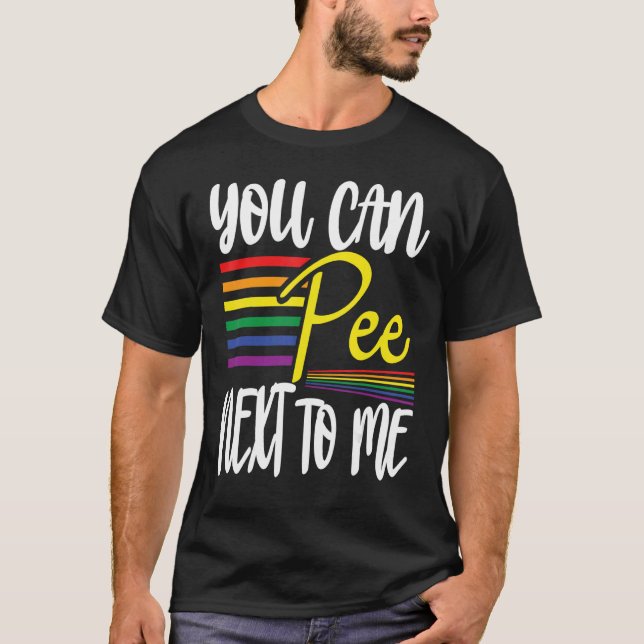 Sie können neben mir mit Regenbogenstrahl pinkeln T-Shirt (Vorderseite)
