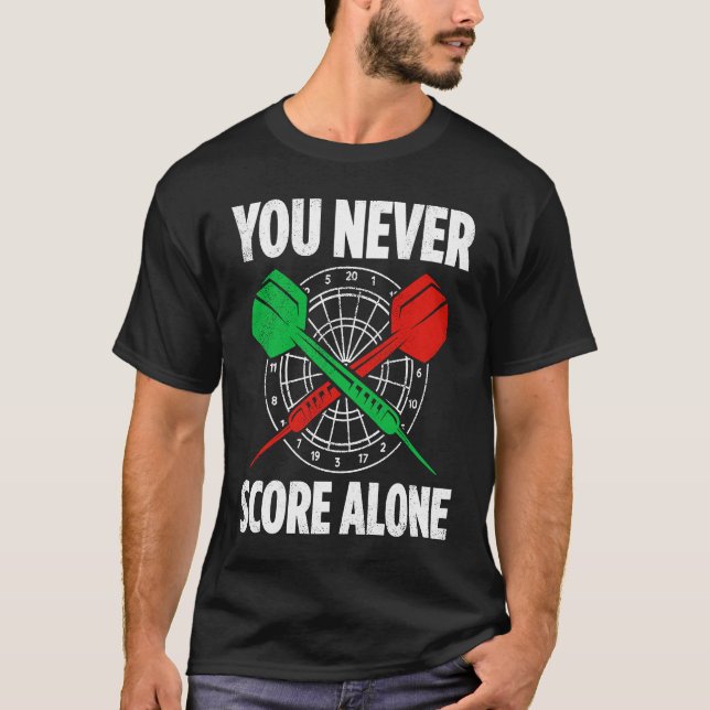 Sie können nie allein Darts Player Dart Game 2 bew T-Shirt (Vorderseite)
