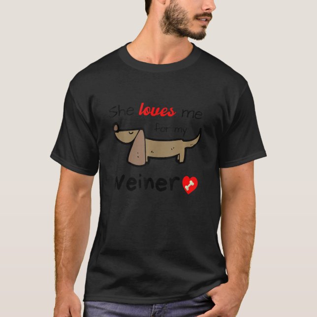 Sie Liebe mich für mein Weiner Funny Gag Geschenk  T-Shirt (Vorderseite)