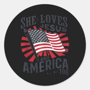 Sie liebt Jesus und Amerika auch USA-Flagge 4. Jul Runder Aufkleber