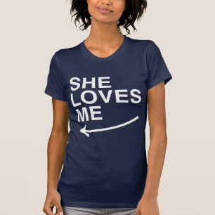 Sie liebt mich (links) -.png T-Shirt